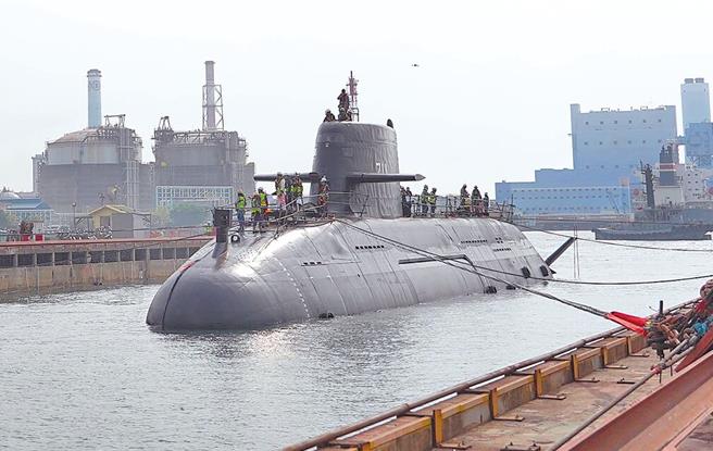 图为潜舰国造原型舰海鲲军舰浮船作业。（台船公司提供）