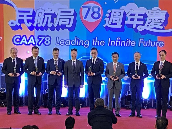 交通部长陈世凯（左4）颁发「永续营运奖」给予中华航空、长荣航空、星宇航空、台湾虎航、华信航空、立荣航空及德安航空等7家民用航空运输业者。（陈佑诚摄）