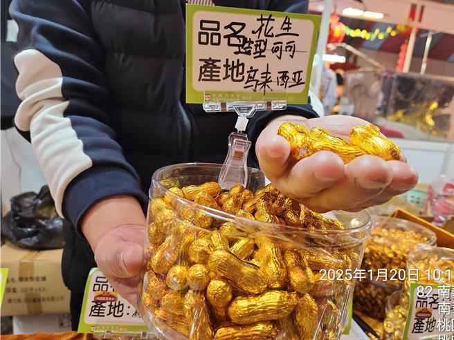 桃园市消保官20日前往桃园年货大街稽查，遭指控是黑心店家的糖果店15日和20日都有标价。(法务局提供／蔡依珍桃园传真)