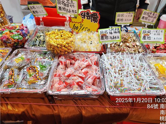 桃园市消保官20日前往桃园年货大街稽查，遭指控是黑心店家的糖果店15日和20日都有标价。(法务局提供／蔡依珍桃园传真)