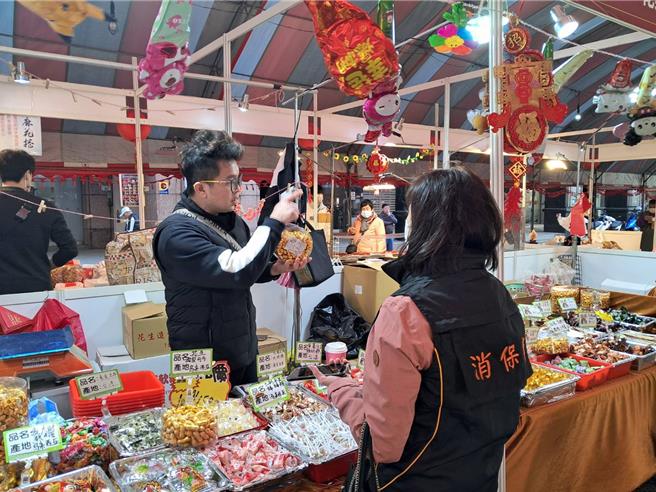 桃园市消保官20日前往桃园年货大街稽查，遭指控是黑心店家的糖果店15日和20日都有标价。(法务局提供／蔡依珍桃园传真)