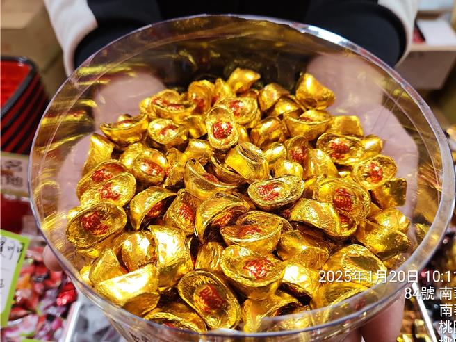 桃园市消保官20日前往桃园年货大街稽查，遭指控是黑心店家的糖果店15日和20日都有标价。(法务局提供／蔡依珍桃园传真)