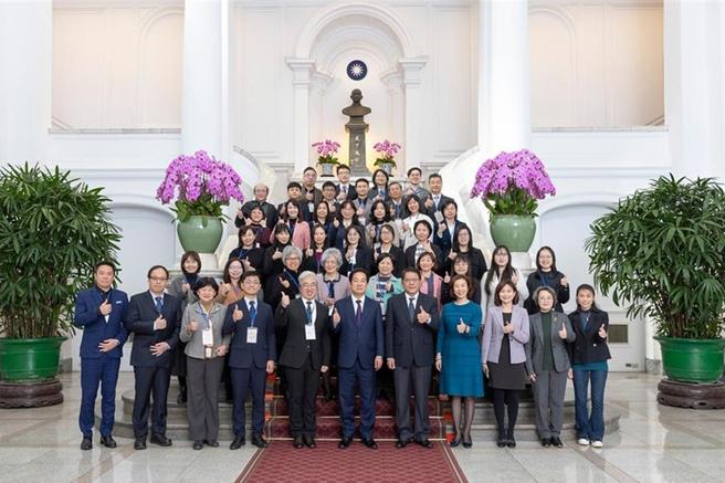总统赖清德20日与「台湾临床心理学会及临床心理各界代表」合影。图／总统府提供