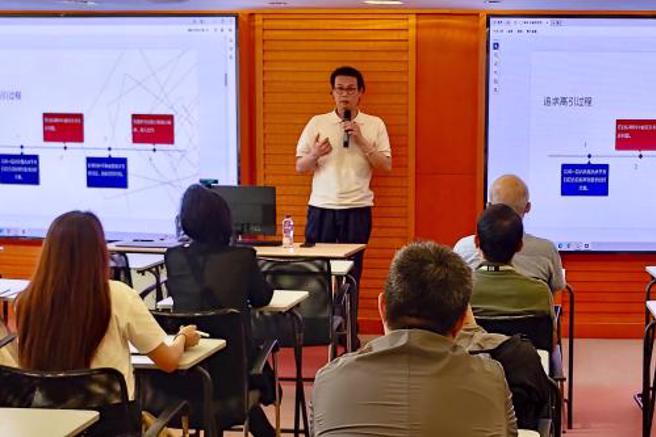 简逢陞正在授课。受访者 供图