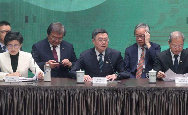 立法院审查中央政府总预算案，20日展开表决大战。行政院长卓荣泰（中）率副院长郑丽君（左）、秘书长龚明鑫（右）、卫福部长邱泰源（左二）、文化部长李远（右二）等一级部会首长召开记者会，痛批立法院国民党团、民眾党团所提预算删减及冻结案所带来的预算风暴。（陈君玮摄）