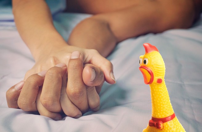 女子因为感冒，与男友晚上坏坏时，叫声相当难听，但是男友却异常兴奋，让她觉得很疑惑。（示意图、与本案无关／AI生成）