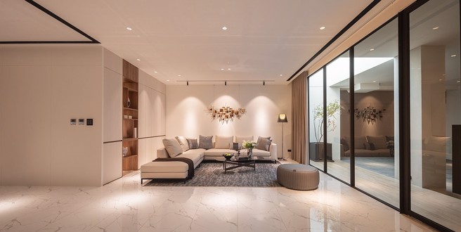 新店最指标的华城别墅区，万坪山林绿海做邻居，距离敦南信义商圈只要30分钟的车程，享受开阔舒适空间。(图/业者提供)