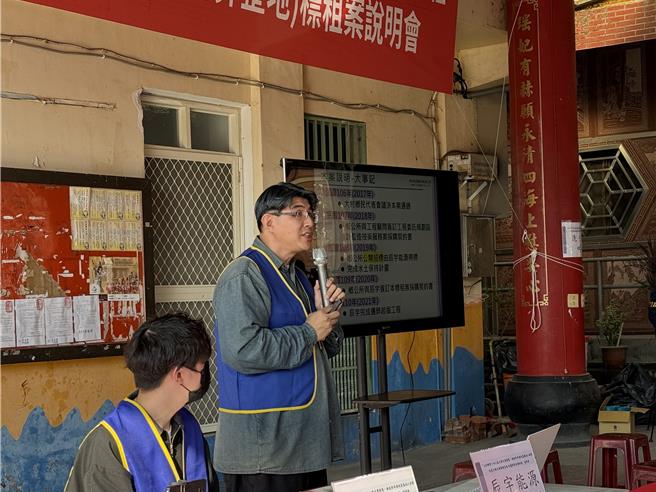 彰化縣大村鄉第14公墓將開發光電綠能停車場工程，遭地方民眾強烈反對，承包廠商20日再度赴大村鄉聖瑤宮舉辦說明會。（民眾提供／潘虹恩台中傳真）