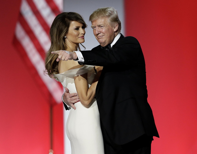 川普20日就职典礼因天候改为室内举行，观礼人数大幅缩水，不过韩媒称，比起现场观礼，能否取得后续就职舞会门票更重要。图为2017年1月20日，川普于第一任期就职舞会上与梅兰妮亚共舞。（美联社）