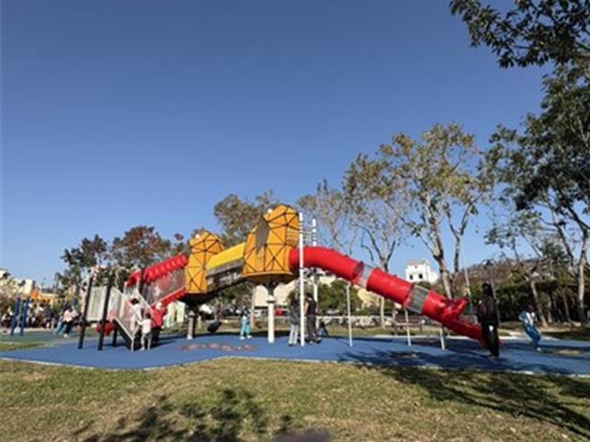 台中市建設局斥資543萬元，在大里區瑞城公園打造「大黃蜂奇幻溜滑梯」共融遊戲場。（台中市府提供）