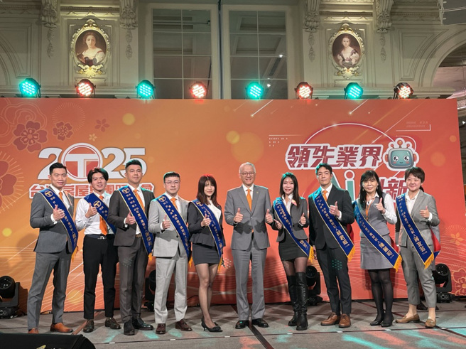 台湾房屋2024年有超过50位千万经纪人，由首席副总裁周鹤鸣(右五)亲自颁奖(图/台湾房屋提供)