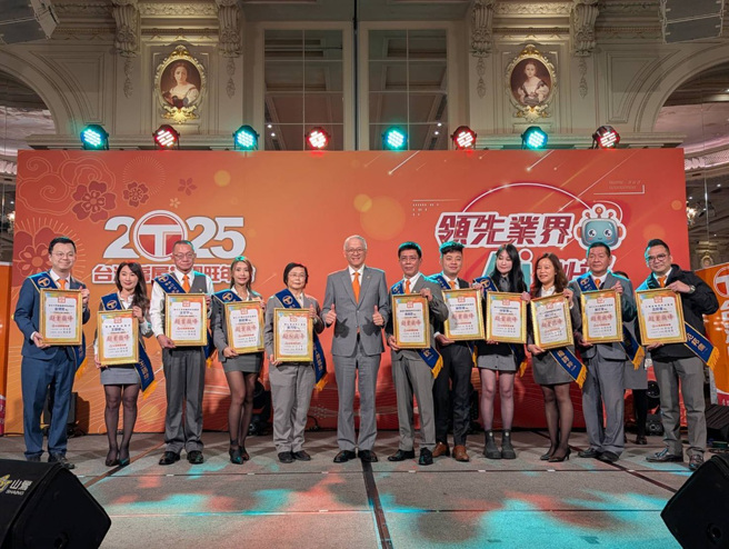 台湾房屋集团2024年佳绩不断，有超过50位千万经纪人，其中林口三井扶轮店的陈志强（右二）更荣获双千万经纪人殊荣！(图/台湾房屋提供)