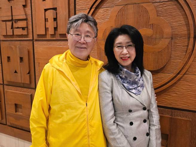 「瞇瞇眼歌后」陈兰丽(图右)和丈夫杨洋近日回台湾了。（记者游定刚拍摄）