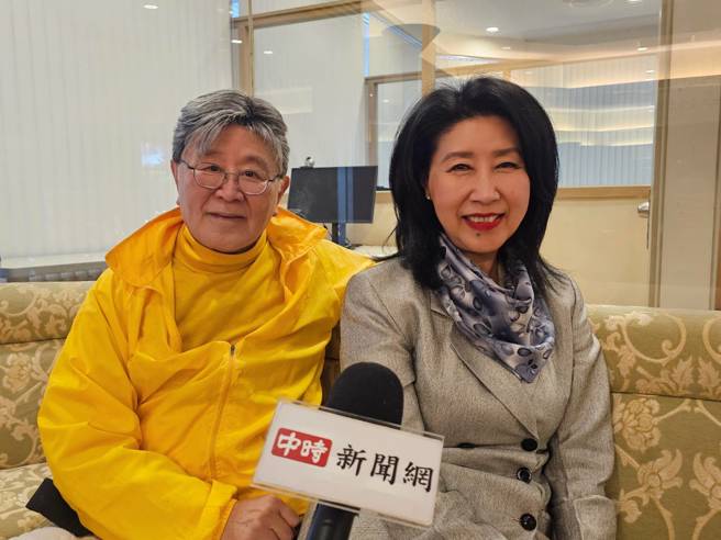 陈兰丽(图右)和丈夫杨洋超想念台湾家乡美食。（记者游定刚拍摄）