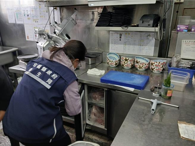 农历春节将至，宜兰县卫生局为替消费者卫生环境把关，遂自去年底12月起对县内77家餐厅和伴手礼业者，依食品良好卫生规范（GHP）准则、从业人员个人卫生等项目进行考核。（宜兰县卫生局提供／吴佩蓉宜兰传真）