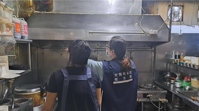 农历春节将至，宜兰县卫生局为替消费者卫生环境把关，遂自去年底12月起对县内77家餐厅和伴手礼业者，依食品良好卫生规范（GHP）准则、从业人员个人卫生等项目进行考核。（宜兰县卫生局提供／吴佩蓉宜兰传真）