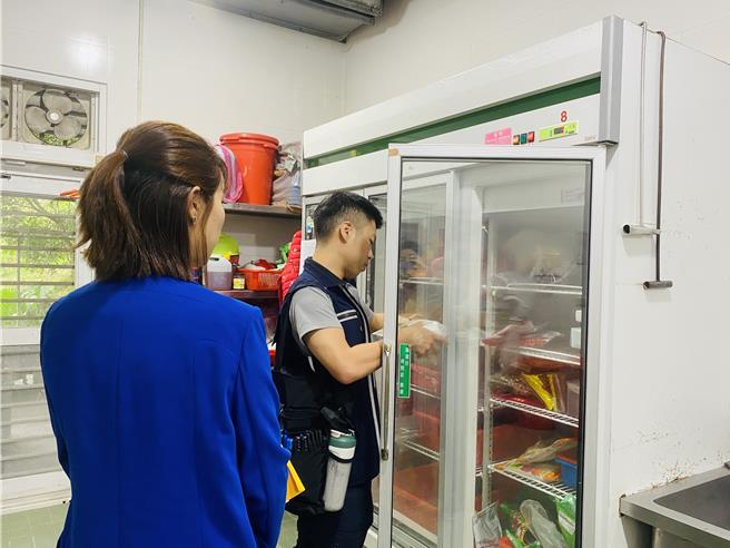 农历春节将至，宜兰县卫生局为替消费者卫生环境把关，遂自去年底12月起对县内77家餐厅和伴手礼业者，依食品良好卫生规范（GHP）准则、从业人员个人卫生等项目进行考核。（宜兰县卫生局提供／吴佩蓉宜兰传真）