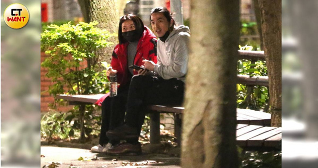 2022年本刊曾在台北市大安區某公園捕捉到李威和據傳已是李太太的身影。（圖／CTWANT）