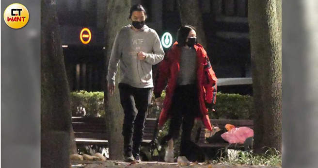 2022年本刊拍到李威與女伴離開公園準備上車。（圖／CTWANT）