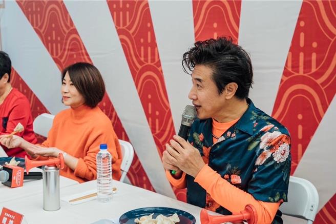 陈鸿（右）到屏东担任活动评审。（陈鸿提供）