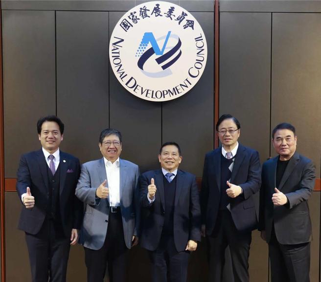 国发会主委刘镜清（中）与桃竹竹苗四位地方首长首度座谈沟通。图／国发会提供