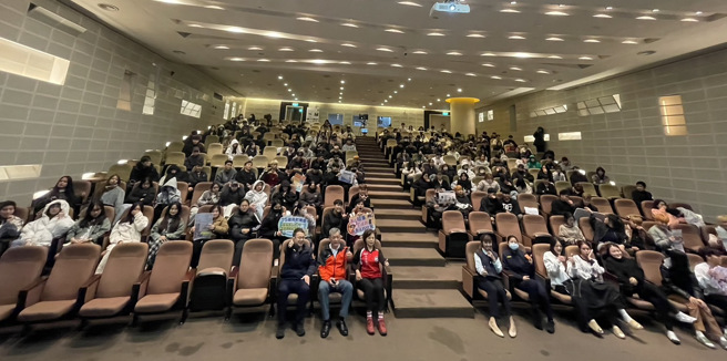 新北市土城分局与宏国德霖科技大学约500名越南籍学生举办通安全宣导活动。（图 / 刘咏韵翻摄）