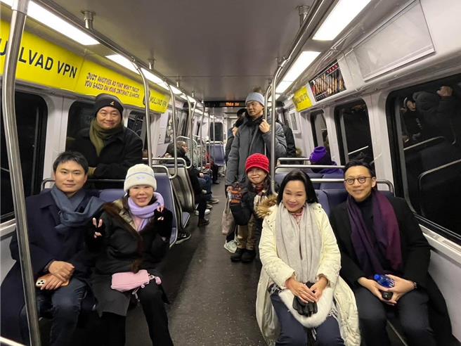 但民进党立委王定宇20日在脸书晒出代表团合照，表示代表团取得获邀进入室内观礼的邀请票，另外争取到四张包厢贵宾票，由韩国瑜、台美国会联谊会王定宇和柯志恩二位会长、加上民眾党代表陈昭姿委员，一同从贵宾通道进场。（摘自王定宇脸书）