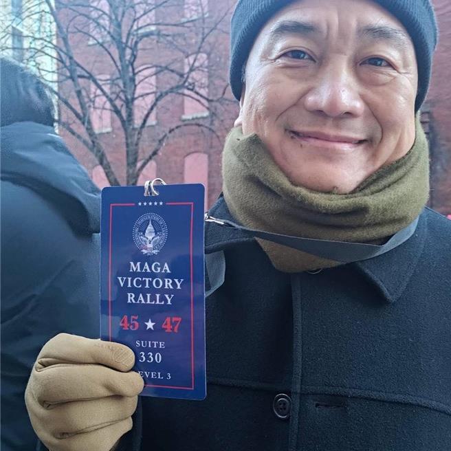 但民进党立委王定宇20日在脸书晒出代表团合照，表示代表团取得获邀进入室内观礼的邀请票，另外争取到四张包厢贵宾票，由韩国瑜、台美国会联谊会王定宇和柯志恩二位会长、加上民眾党代表陈昭姿委员，一同从贵宾通道进场。（摘自王定宇脸书）