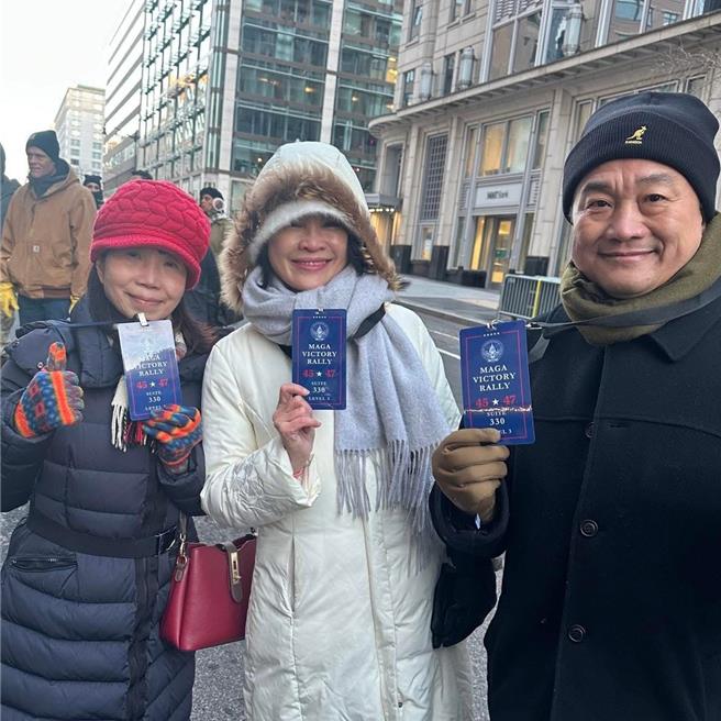 但民进党立委王定宇20日在脸书晒出代表团合照，表示代表团取得获邀进入室内观礼的邀请票，另外争取到四张包厢贵宾票，由韩国瑜、台美国会联谊会王定宇和柯志恩二位会长、加上民眾党代表陈昭姿委员，一同从贵宾通道进场。（摘自王定宇脸书）