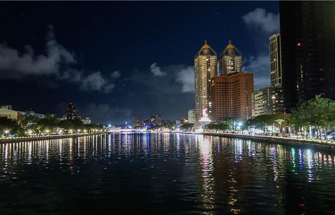 天成逸旅-舶寓高雄距冬日游乐园会场步行仅需15分钟。（粘耿豪摄）