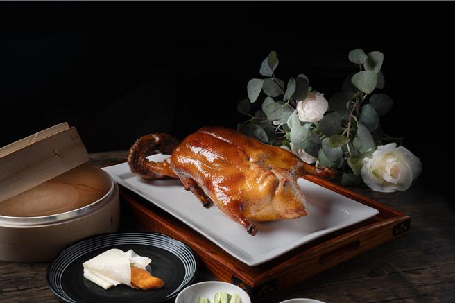 高雄六合藏粤阁于限定期间，平日单点「招牌片皮鸭」，可参加「幸运转球机」活动。（雀客国际提供）