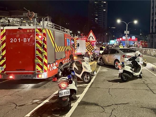 新北市板橋區李姓男子今（20）日凌晨12時許，開車行經華江橋板橋端下橋處時，不明原因發生自撞意外。（海山警分局提供）