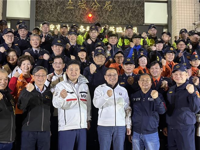 新北市长侯友宜今天晚间9时许前往新北市土城警分局、土城消防分队与守望相助队，针对「加强重要节日安全维护工作」慰勉警、消。（柯毓庭摄）