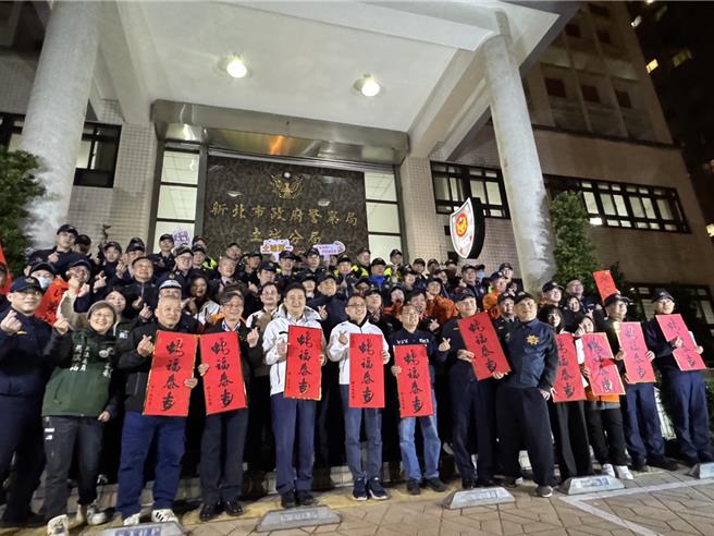 为期15天的「加强重要节日安全维护工作」今（20）日晚间10时起开始，新北市长侯友宜今天晚间9时许前往新北市土城警分局慰勉警察同仁。（柯毓庭摄）