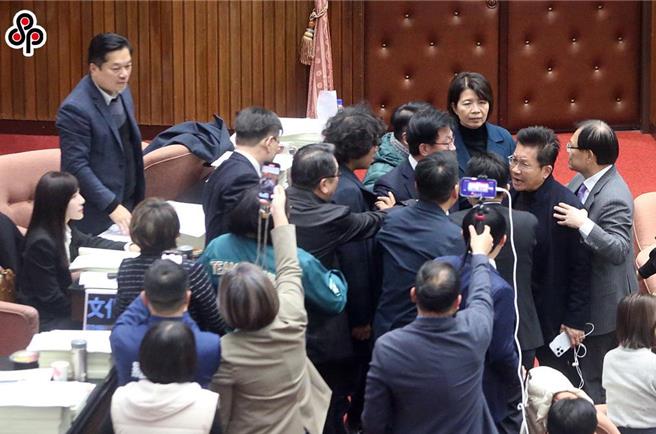 立法院院會20日審查114年度中央政府總預算案，台灣民眾黨立委吳春城（中右二）和民進黨立委吳沛憶（中左）發生衝突，遭到民進黨立委包圍，場面一度火爆。（趙雙傑攝）
