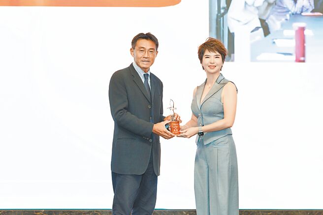 亚尼活力总经理萧静如（右）获得本届女性创业菁英奖。图／业者提供