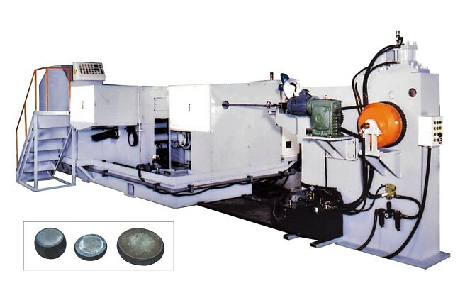 桂全所研產的「盤圓切斷成型機」可將加工件切斷、壓扁自動化一次完成，且能滿足鍛造業者高精度要求。圖／桂全提供