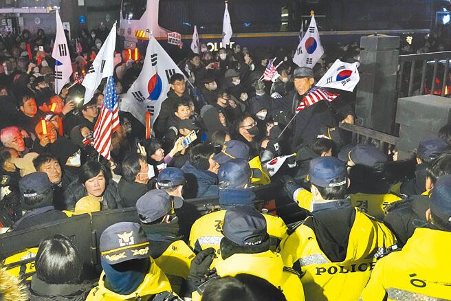 韩国首尔西区地方法院裁定羁押总统尹锡悦，尹阵营群眾闯法院抗议，与警方发生衝突。（美联社）