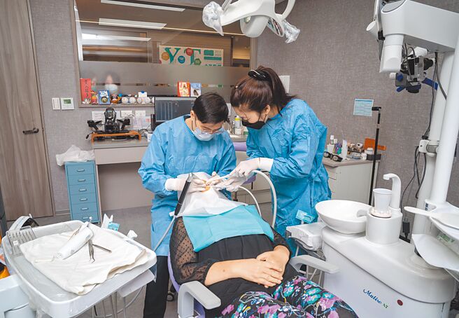 2023年牙科就醫率城鄉差距拉高至15.43％，健康不平等問題逐漸擴大。圖為牙醫診所進行牙周療程。（本報資料照片）