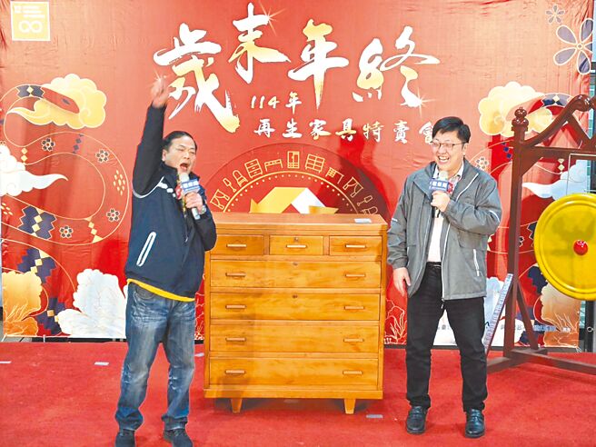 台北市内湖再生家具展示场19日举办「岁末年终再生家具特卖会」，北市环保局长徐世勲（右）担任拍卖官。（台北市环保局提供／谢佳君台北传真）