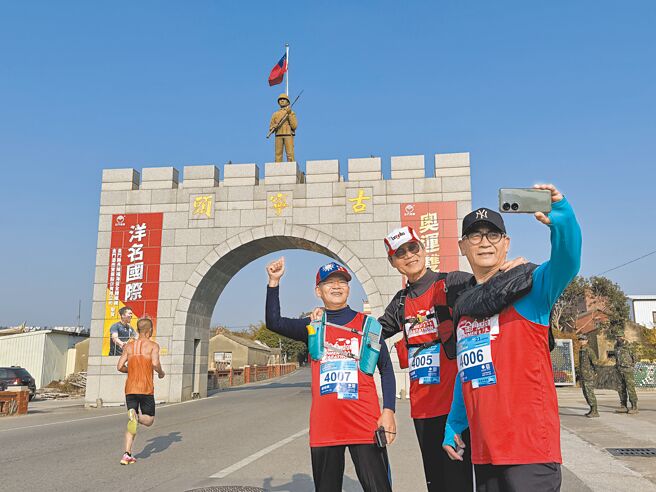 第18届金门马拉松第2天赛程19日清晨盛大登场，来自22个国家、约7000位参赛者无畏低温寒风热情参与。本届推出「解锁新赛道」，结合战地风光、自然景致与歷史文化，全方位呈现金门之美。（于家麒摄）