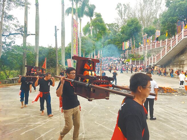一年一度的「林口迓老祖显应祖师文化节」去年10月27日于顶福巖隆重展开，吸引信眾前来参与祈福。（张铠乙摄）