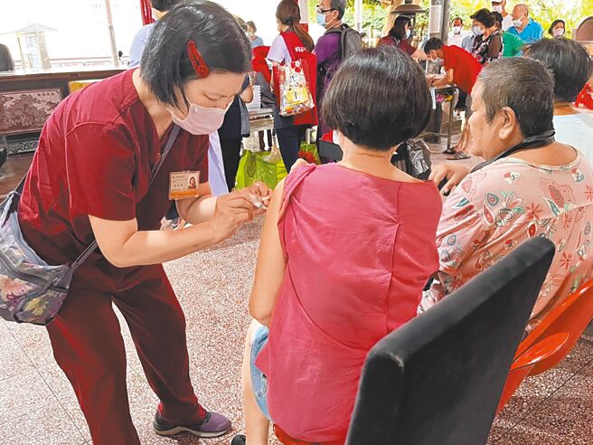 桃园市入冬截至1月15日，已接种了近60万剂流感疫苗，新冠疫苗则累积接种近16.5万剂。（桃园市卫生局提供／姜霏桃园传真）