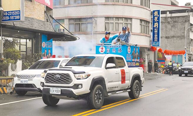 南投縣草屯鎮長補選落幕，國民黨候選人簡賜勝（右）順利當選，19日冒雨展開謝票行程。（民眾提供／馮惠宜南投傳真）