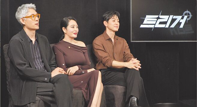 導演劉先東（左起）、金憓秀、鄭星一為《揭密最前線》接受本報專訪。（Disney+提供）