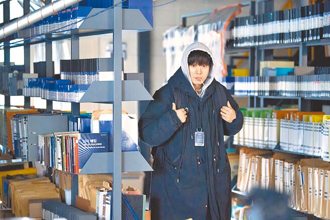 鄭星一在《揭密最前線》中飾演突然空降的菜鳥製作人。（Disney+提供）