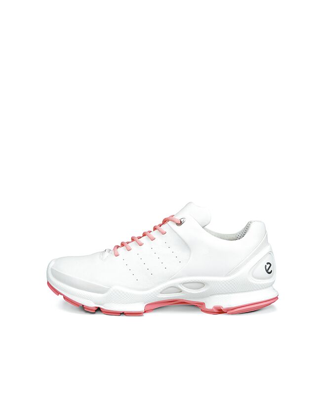ECCO「BIOM C健步C運動女鞋」白色／桃花粉，1萬1580元。（ECCO提供）