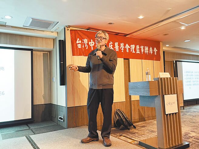 台湾中医临床医学会常务理事曹伟分享「早发性卵巢早衰中医治疗优势」。（郑郁蓁摄）