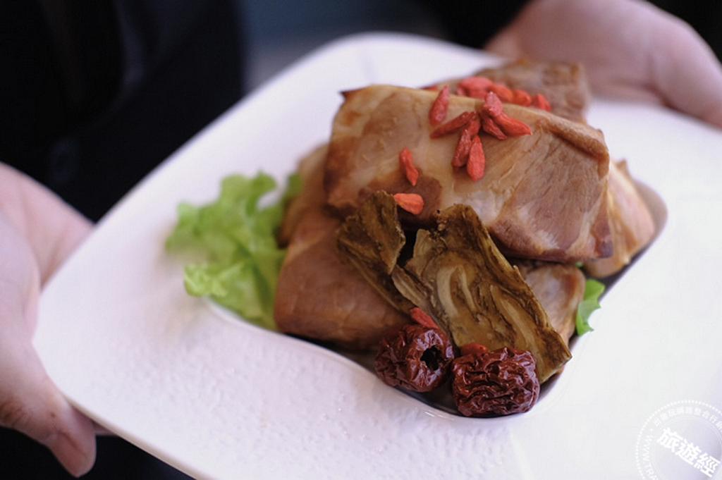 藥膳羊肉爐加入數十種藥材燉煮，湯頭鮮香溫潤