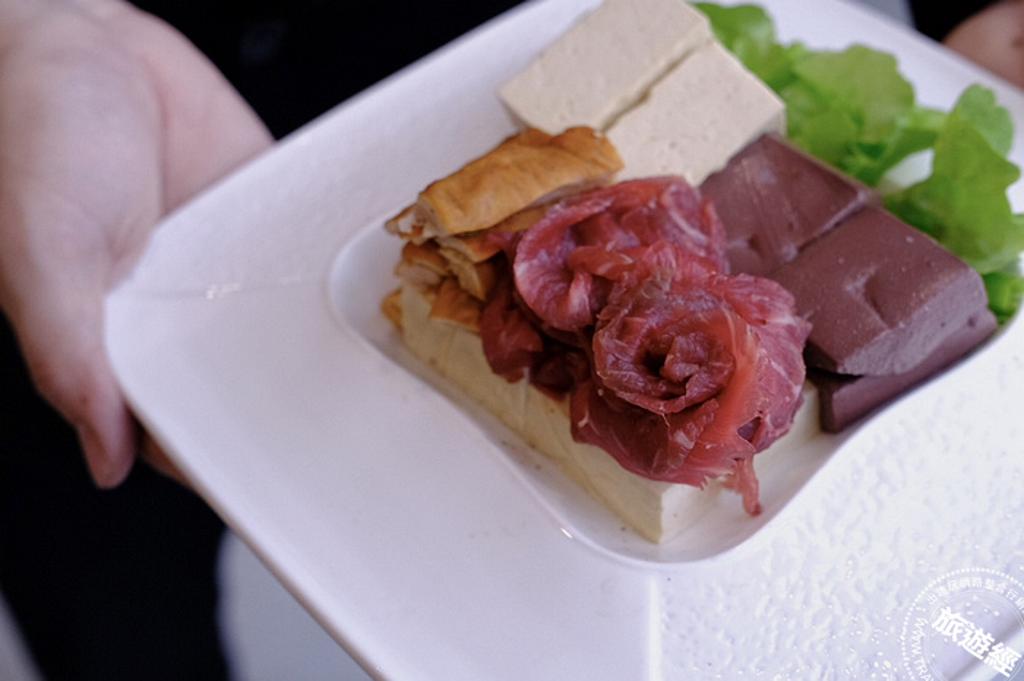 麻辣溫體牛選用台南當地的鮮嫩溫體牛肉